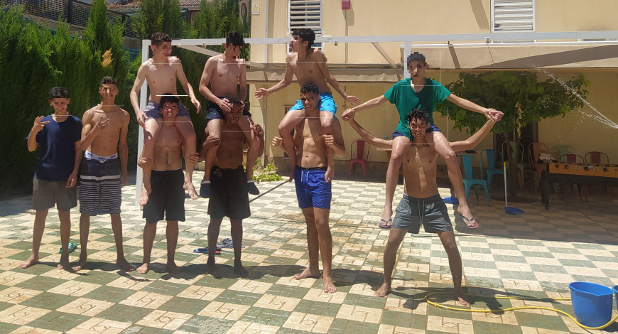 UNA GYMKANA DE AGUA PARA ALIVIAR EL CALOR EN EL CPM 